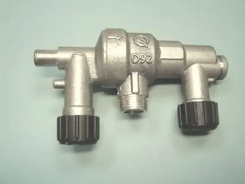 Remeha Rohrtrenner in Metallausführung mit mehreren Anschlussgewinden und zwei schwarzen Drehknöpfen zur Regelung des Wasserdurchflusses.